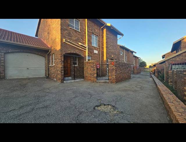 3 BEDROOM TOWNHOUSE FOR SALE IN BIRCHLEIGH NORTH